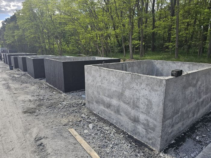 Plac produkcyjny z szambami betonowymi Darłowo gotowymi do transportu